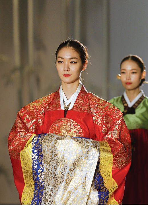 Pada peragaan busana hanbok, 'Hanbok Day', Anda dapat melihat gaya busana hanbok yang penuh warna dan memukau.