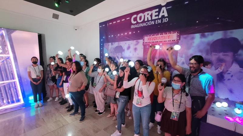 Foto tersebut adalah pengunjung yang menonton pameran KOREA: Cubically Imagined yang diadakan di Meksiko pada tanggal 12 November (waktu setempat). Adegan utama konser BTS yang diadakan di LA, Amerika Serikat pada bulan April direproduksi di belakang pengunjung.