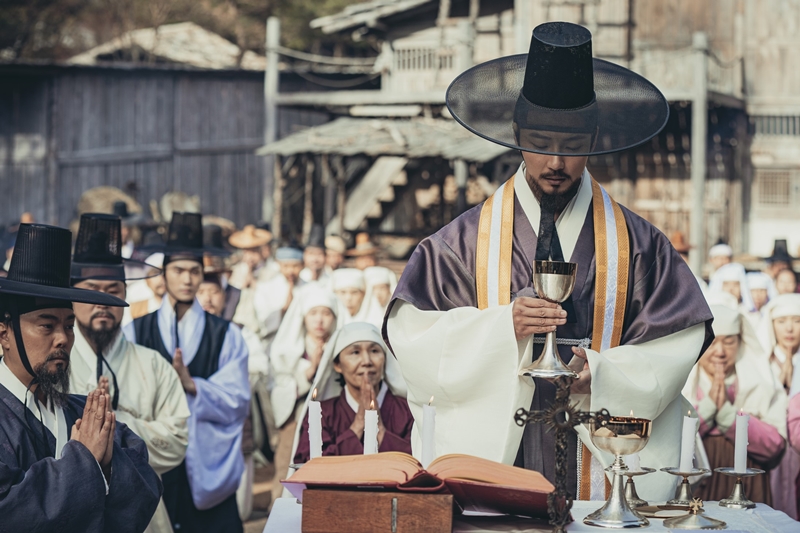Salah satu adegan dalam film A Birth yang menunjukkan bagaimana Imam Kim Taegon memberikan misa Paskah di tengah masyarakat Joseon. (Min Film)