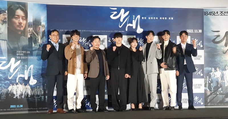 Penayangan perdana dan konferensi pers film 'A Birth' yang diselenggarakan pada tanggal 23 November di CGV Yongsan I Park Mall. Foto di atas menunjukkan Sutradara Park Heung-sik (pertama dari kiri), Aktor Yoon Shi-yoon (kedua dari kiri), dan aktor lainnya yang tampil dalam film tersebut. (Lee Kyoung Mi)