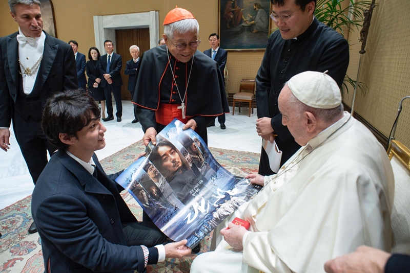 Yoon Shi-yoon (kedua dari kiri) yang berperan sebagai Kim Taegon dalam film A Birth dan Kardinal Lazarus You Heung-sik (ketiga dari kiri) memperlihatkan poster film A Birth kepada Paus Fransiskus di Vatikan pada tanggal 16 November (waktu setempat). (Vatikan) 