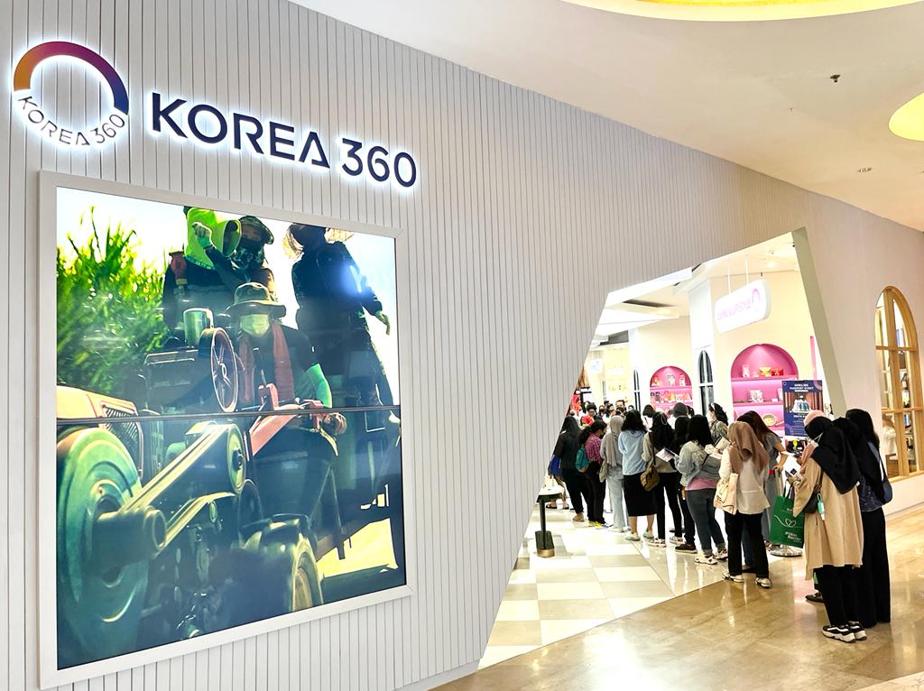 Pengunjung terlihat mengantre untuk masuk ke dalam KOREA 360 yang diuji coba mulai 1 November lalu.
