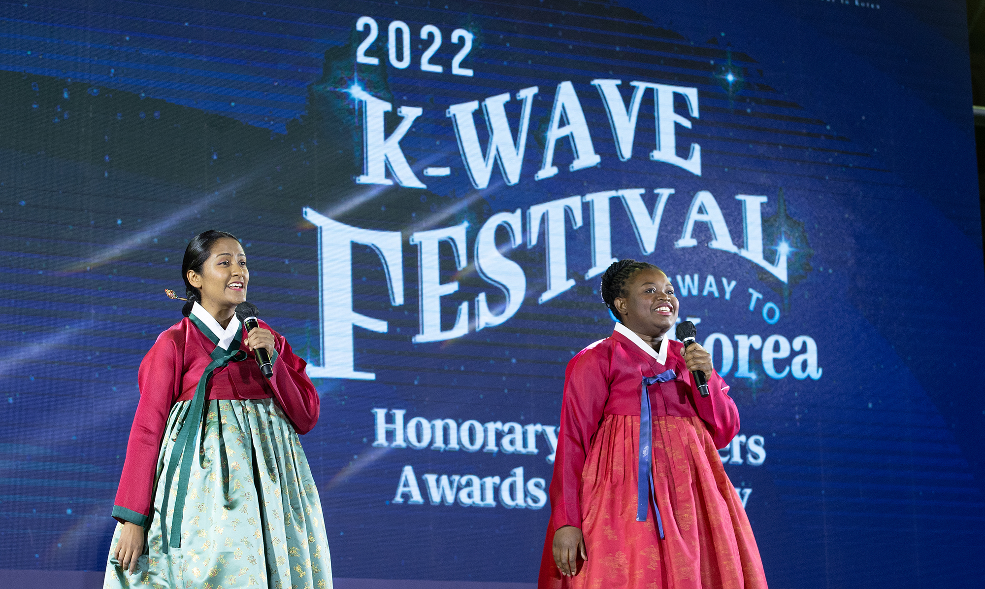 Nancy Gonzalez (kiri), perwakilan wartawan kehormatan dari Meksiko, dan Laure Mafo (kanan), perwakilan K-influencer dari Prancis sedang memberikan pertunjukan spesial pada 2022 K-Wave Festival.