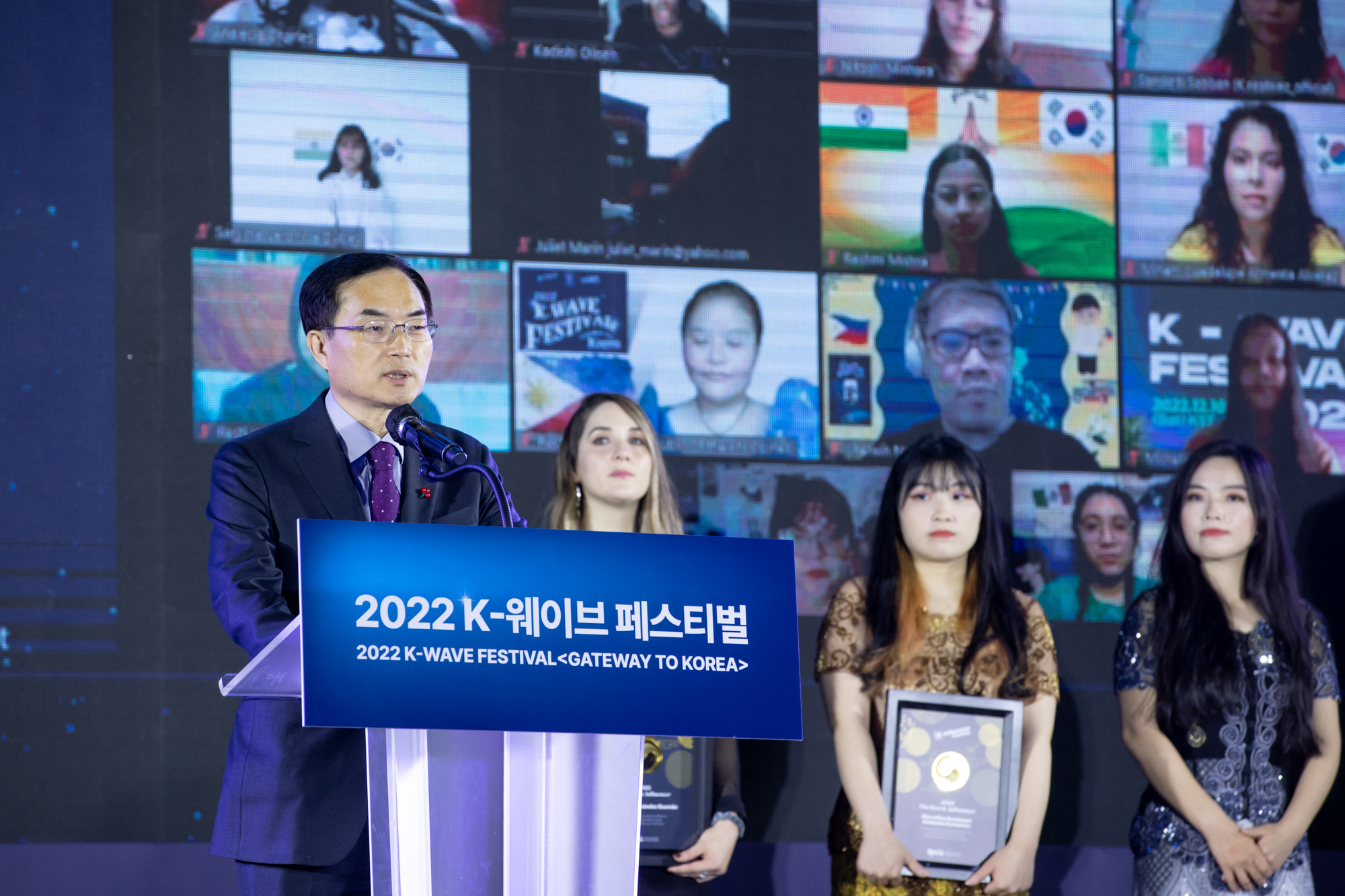 Wakil Menteri Kebudayaan, Olahraga, dan Pariwisata, Cho Yong-man sedang memberikan kata sambutan pada K-wave Festival yang diselenggarakan pada tanggal 10 Desember di KINTEX, Goyang, Provinsi Gyeonggi.