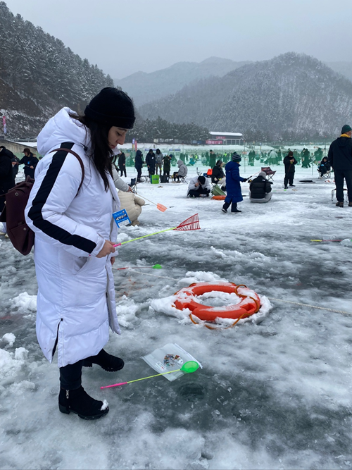 Rebeca Arcega Hernando, wartawan kehormatan asal Spanyol terlihat sedang memancing di es pada tanggal 7 Januari pada Festival Hwacheon Sancheoneo di Sungai Hwacheon, Hwacheon-gun, Provinsi Gangwon. (Rebeca Arcega Hernando) 