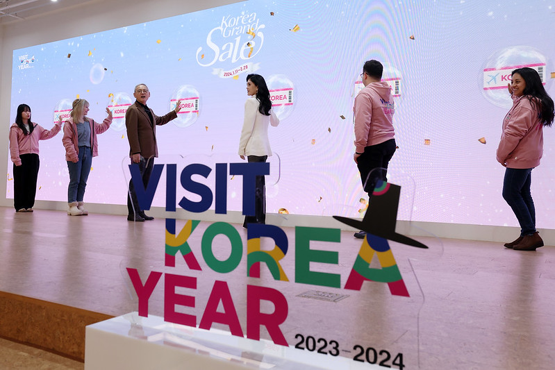Menteri Kebudayaan, Olahraga, dan Pariwisata, Yu In Chon (ketiga dari kiri) mengikuti acara promosi Visit Korea Year bersama Ketua Komite Visit Korea Year, Lee Boo-jin (ketiga dari kanan) pada upacara pembukaan Korea Grand Sale 2024 pada tanggal 11 Januari di Ondream Society, Jung-gu, Seoul.