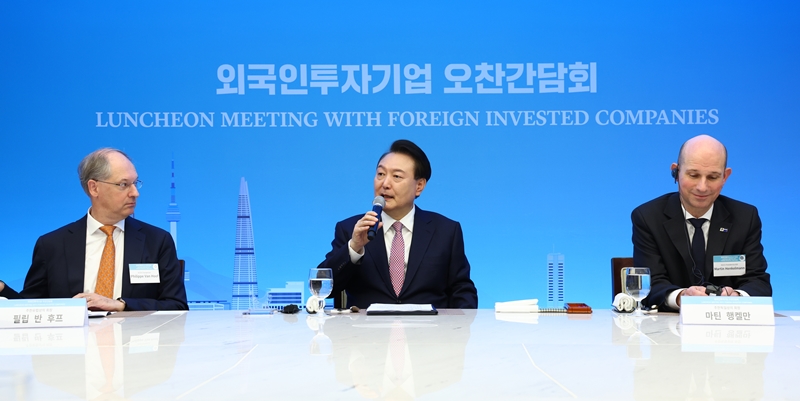 Presiden Yoon Suk Yeol (tengah) terlihat sedang memberikan pernyatan pada rapat makan siang dengan PMA yang digelar pada tanggal 14 Februari di The Korea Chamber of Commerce & Industry, Jung-gu, Seoul.