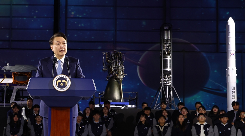 Presiden Yoon Suk Yeol terlihat sedang memberikan pidato ucapan selamat pada acara peluncuran klaster industri antariksa Korea yang digelar pada tanggal 13 Maret di Korea Aerospace Industries (KAI) di Sacheon, Provinsi Gyeongsangnam. (Yonhap News)