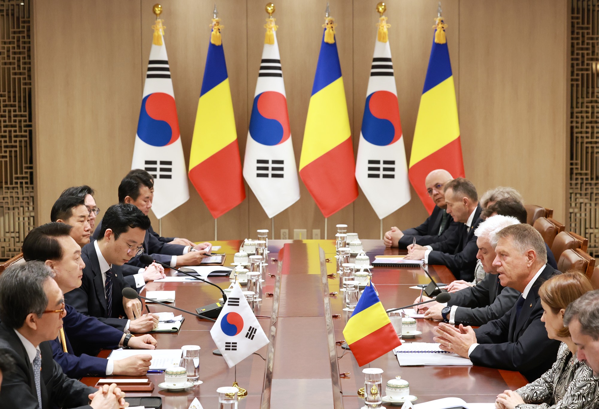 Presiden Yoon Suk Yeol (kedua dari kiri) menyelenggarakan KTT bersama dengan Presiden Rumania, Klaus Iohannis (ketiga dari kanan) pada tanggal 23 April di Kantor Kepresidenan Korea, Yongsan-gu, Seoul.