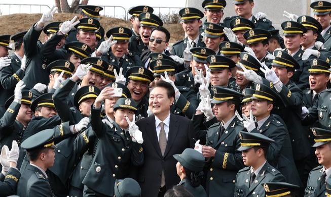 Presiden Yoon Berfoto Bersama Para Letnan yang Baru Dilantik