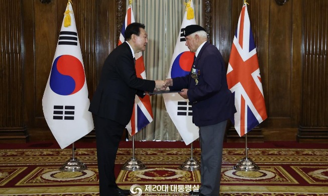 Presiden Yoon Memberikan Penghargaan Kepada Veteran Perang di Inggris Lalu Berangkat ke New York