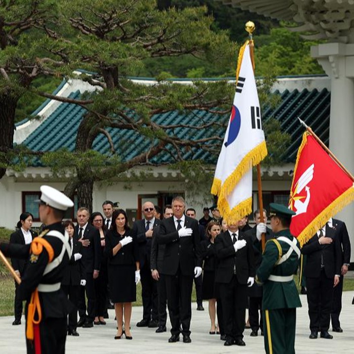 Presiden Rumania Kunjungi Taman Makam Nasional Seoul