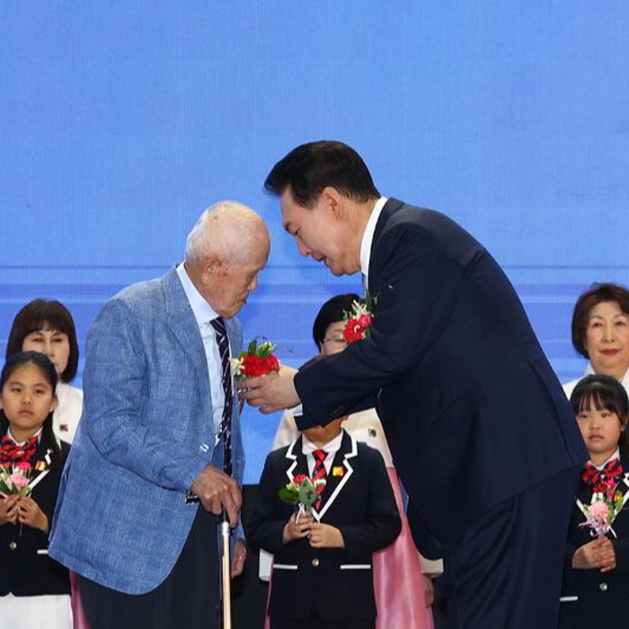 Presiden Yoon Hadir dalam Upacara Peringatan Hari Orang Tua