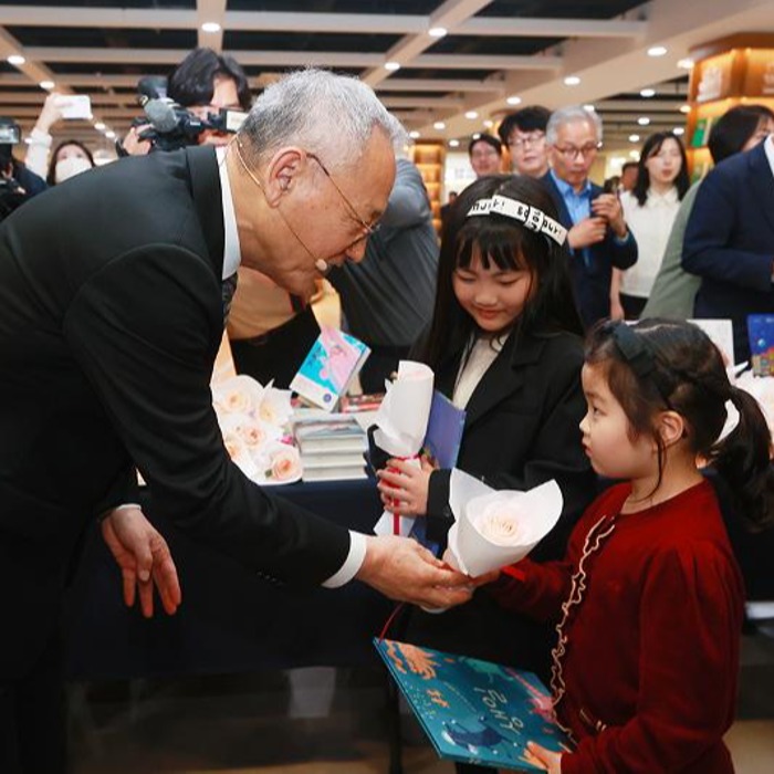 Menteri Yu Beri Hadiah Buku untuk Sambut Hari Buku Sedunia