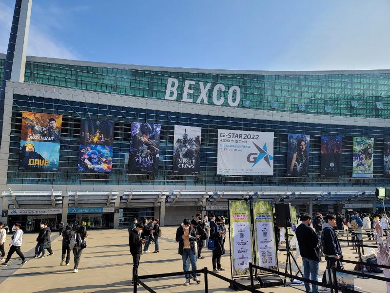  Orang-orang berkumpul di depan BEXCO Exhibition Center 1 sejak dini hari tanggal 17 November, hari pembukaan G-Star (Game Show&Trade, All-Round), pameran game terbesar di Korea Selatan.