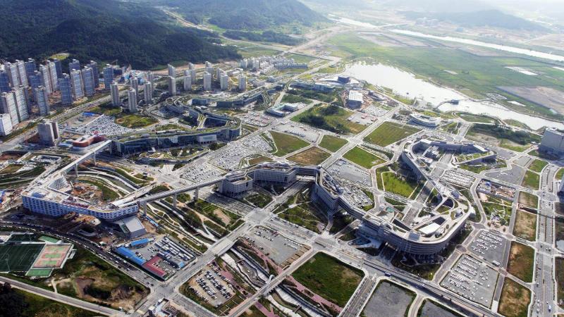 Korsel menempati peringkat pertama dalam evaluasi Indeks Kematangan GovTech 2022. Foto tersebut adalah pemandangan Kompleks Pemerintahan Sejong di Kota Pemerintahan Khusus Sejong, di mana proyek konversi digital sedang berlangsung hingga April tahun depan. (Yonhap News)