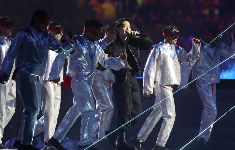 BTS Jungkook sedang menyanyikan lagu resmi Piala Dunia Qatar Dreamers pada upacara pembukaan Piala Dunia Qatar tanggal 20 November (waktu setempat) di Al Bayt Stadium, Al Khor, Qatar.