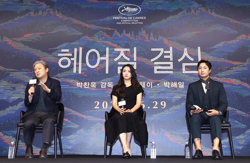 Sutradara Park Chan-wook (kiri) yang menerima penghargaan Sutradara Terbaik di Festival Film Cannes tahun ini dan aktor Tang Wei (tengah) dan Park Hae-ill pada 2 Juni berbicara pada konferensi pers tentang film Decision to Leave di hotel JW Marriott Dongdaemun Square, Jongno-gu, Seoul. (Yonhap News)