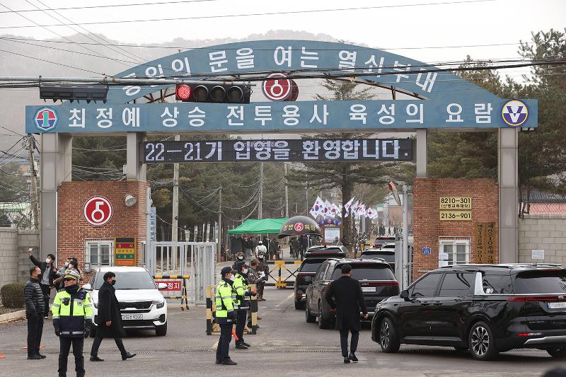 Jin BTS terlihat sedang memasuki tempat pelatihan untuk tentara baru (RTC) pada tanggal 13 Desember yang terletak di Yeoncheon, Provinsi Gyeonggi. (Yonhap News)