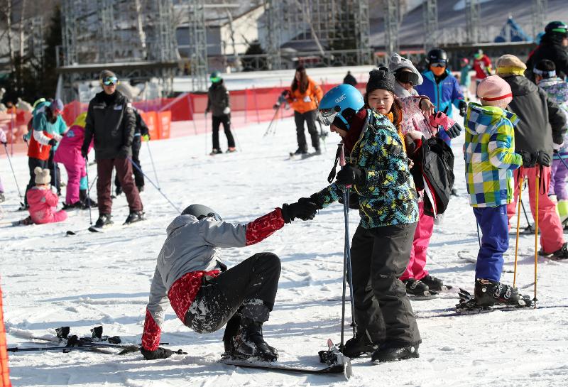Turis Asia Tenggara belajar bermain ski di Resor Ski Yongpyong, Pyeongchang-gun, Gangwon-do pada tanggal 11 Desember. (Yonhap News)