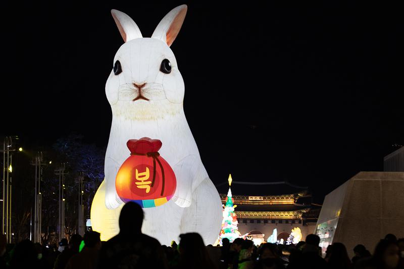 Balon raksasa berbentuk kelinci yang dipasang untuk menyambut Tahun Kelinci di Alun-alun Gwanghwamun, Jongno-gu, Seoul. (Kim Sunjoo) 