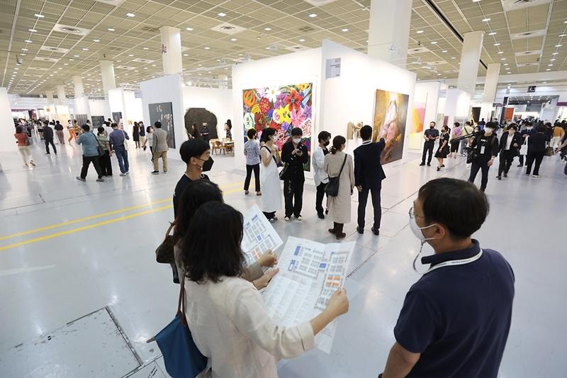 Para pengunjung melihat-lihat karya di pameran Frieze yang diadakan di COEX di Gangnam-gu, Seoul pada bulan September tahun lalu. (Kementerian Kebudayaan, Olahraga dan Pariwisata)