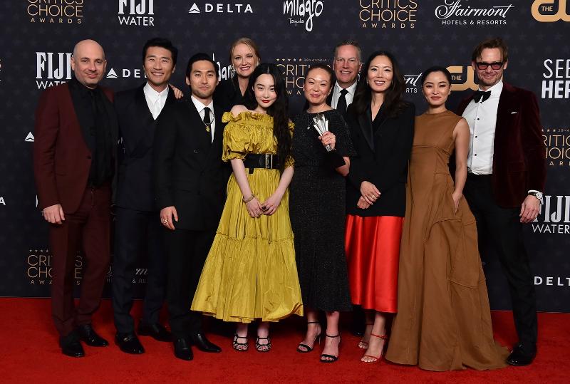 Tim Pachinko, yang memenangkan Penghargaan Drama Berbahasa Asing Terbaik di Critics’ Choice Awards ke-28 yang diadakan di Los Angeles (waktu setempat), berpose dengan sebuah piala pada tanggal 15 Januari. (Yonhap News)