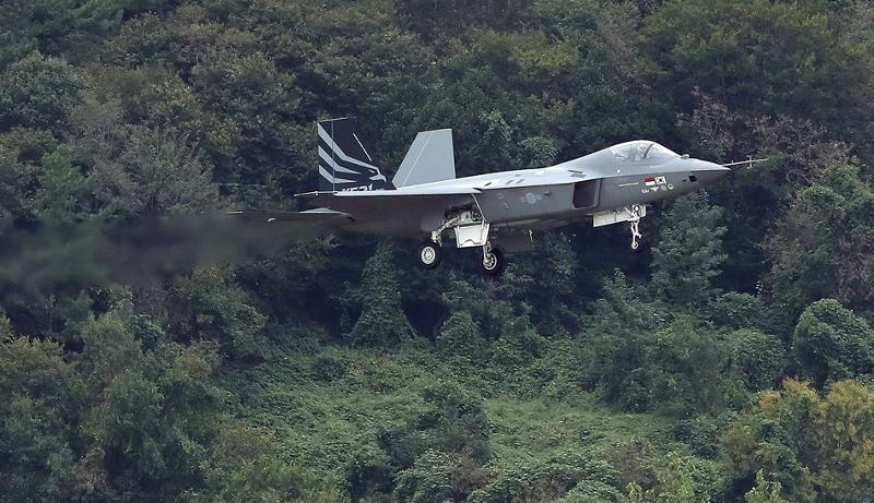 Jet tempur KF-21 berhasil mencapai kecepatan supersonik untuk pertama kalinya pada tanggal 17 Januari. Jet tempur ini merupakan jet tempur produksi Korea bekerja sama dengan Indonesia. Foto di atas menunjukkan prototipe KF-21 yang sedang lepas landas pada tanggal 28 September di Kota Sacheon, Provinsi Gyeongsangnam. (Yonhap News) 