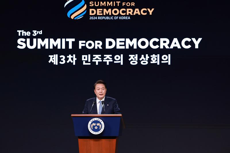 Presiden Yoon Suk Yeol terlihat sedang memberikan kata sambutan pada rapat tingkat menteri di KTT Demokrasi Ketiga bertema Teknologi Digital/AI dan Demokrasi yang digelar pada tanggal 18 Maret di Hotel The Shilla Seoul, Jung-gu, Seoul. (Yonhap News)e