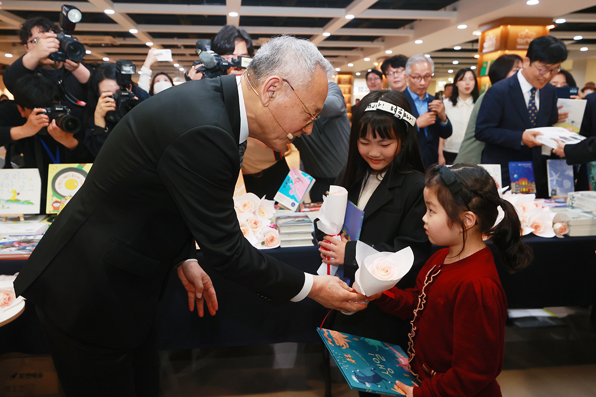 Menteri Kebudayaan, Olahraga, dan Pariwisata memberikan buku kepada anak-anak dalam acara pemberian buku yang digelar dalam rangka Hari Buku Sedunia pada tanggal 23 April di Sejong Center, Jongno-gu, Seoul. (Yonhap News)