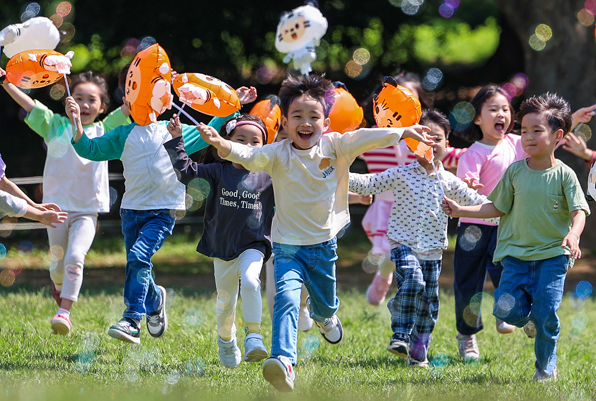 Anak-anak terlihat sedang berlarian di tengah gelembung sabun pada tanggal 2 Mei di depan Museum Seoul Bakje yang terletak di Taman Olimpiade, Songpa-gu Seoul. Hari Anak di Korea jatuh pada tanggal 5 Mei mendatang. (Yonhap News)