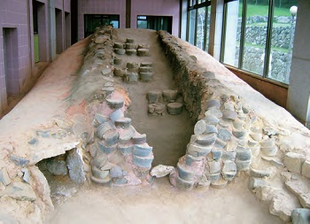 Di Gangjin, Provinsi Jeollanam, yang merupakan pusat seni keramik Dinasti Goryeo, tempat pembakaran yang sebenarnya digunakan untuk membuat porselen pada masa lalu, ditemukan dan telah dilestarikan saat digali.
