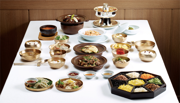 Hanjeongsik terdiri dari makanan pembuka ringan, makanan pokok berbasis biji-bijian, lauk pauk, dan makanan penutup. Berdasarkan jumlah lauk yang disajikan, hanjeongsik dibagi menjadi 3 hidangan, 5 hidangan, 7 hidangan, 9 hidangan, dan 12 hidangan.