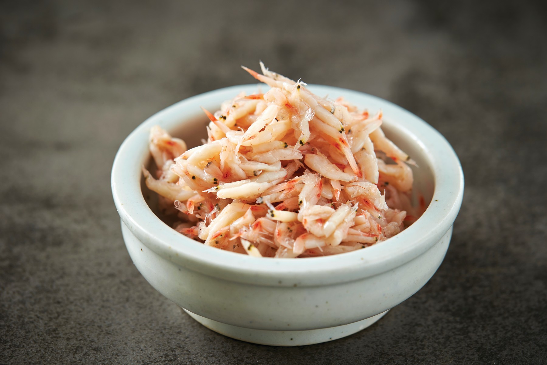 Di antara jenis ikan asin, udang asin adalah makanan yang dibuat dari udang yang difermentasi dengan garam dan merupakan jenis ikan asin yang sering digunakan bersama ikan teri. Udang asin digunakan dalam membuat berbagai masakan Korea, terutama untuk membuat kimci dengan aroma dan rasa yang nikmat.