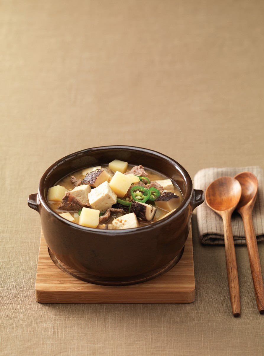Sup ini adalah salah satu masakan khas Korea yang dibuat dengan melarutkan pasta kedelai/ doenjang dalam kaldu mendidih dan menambahkan berbagai bahan, seperti daging, makanan laut, sayuran, tahu, dan jamur.