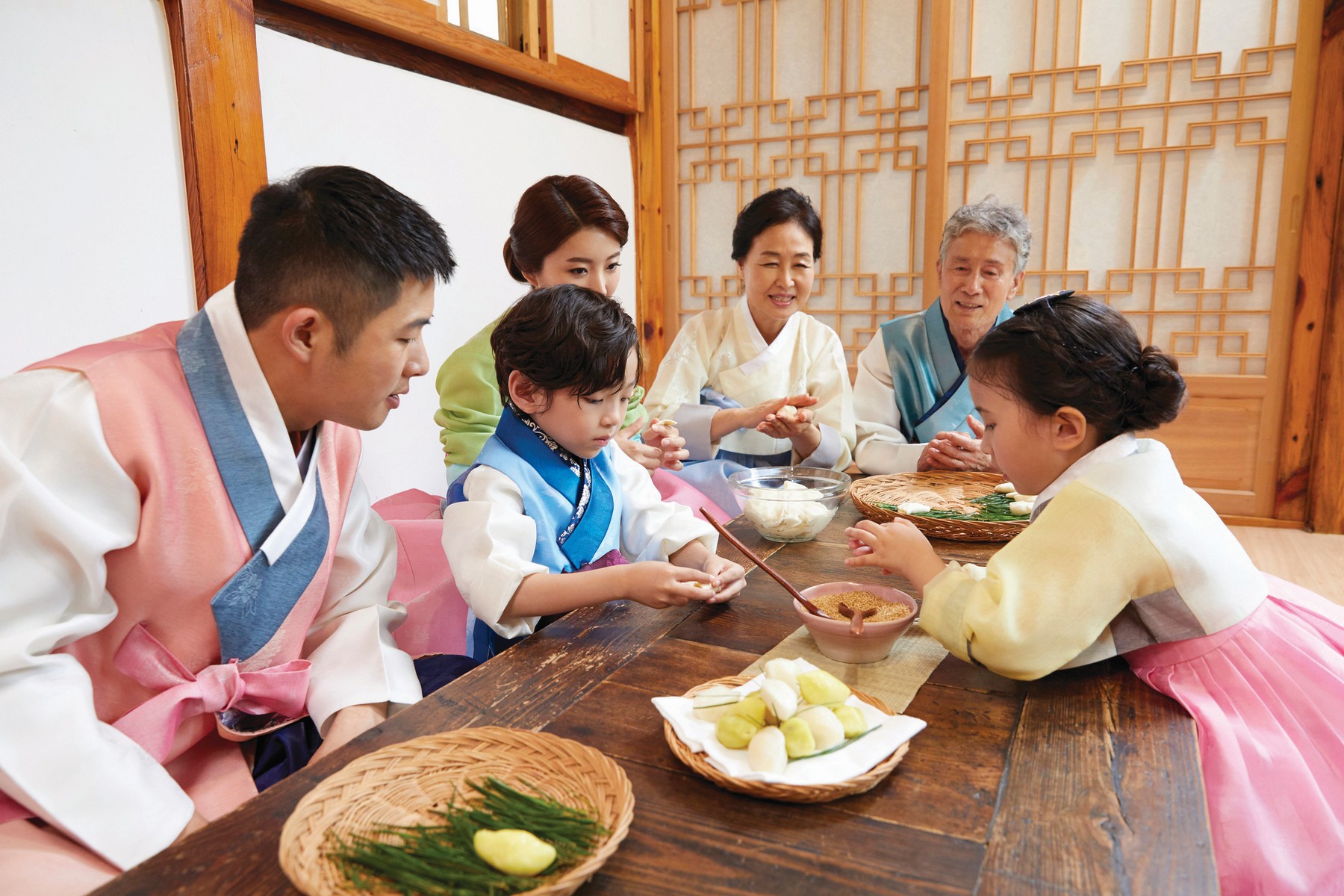Keluarga yang sedang membuat songpyeon, makanan khas Chuseok (tanggal 15 bulan kedelapan kalender lunar), hari raya terbesar di Korea.