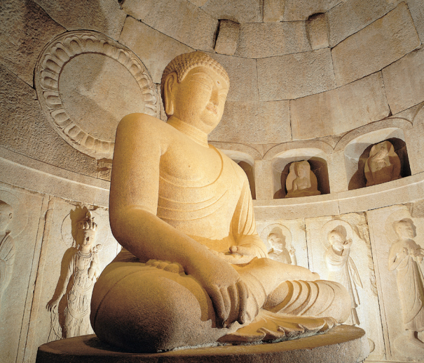 Patung Buddha utama di gua dengan pose duduk di atas alas lotus yang tinggi dan sisi sampingnya.