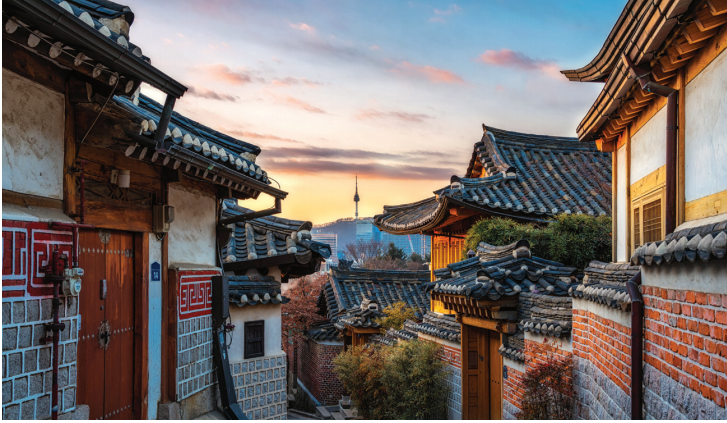 Saat mendaki bukit Desa Hanok Bukchon, terlihat pemandangan unik yang harmonis dengan rumah tradisional Korea Selatan dan arsitektur modern Kota Seoul berpadu menjadi satu.