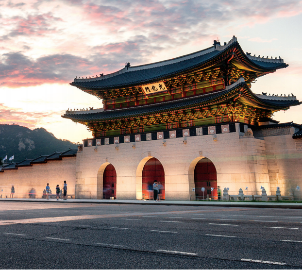 Pemandangan malam Istana Gyeongbokgung adalah salah satu tema pariwisata representatif Korea Selatan.