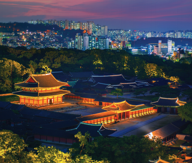 Istana Changdeokgung, yang diterangi oleh cahaya bulan dan lampu pada malam hari, menjadi lebih indah.