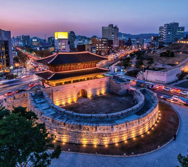 Gerbang Heunginjimun adalah satu-satunya dari delapan gerbang yang berbentuk Ongseong (istana berbentuk setengah lingkaran untuk melindungi gerbang dan membuatnya tetap kuat). 