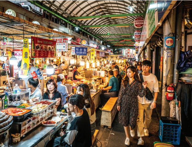 Pasar Gwangjang, pasar permanen pertama di Korea adalah surga makanan masyarakat seperti gimbap dan bindae-tteok.