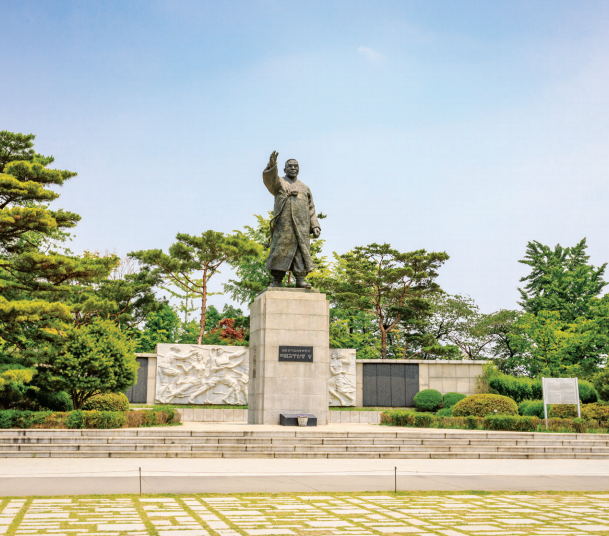 Alun-alun Baekbeom, yang terletak di tengah Taman Namsan, memiliki halaman rumput yang luas dan jalan setapak.