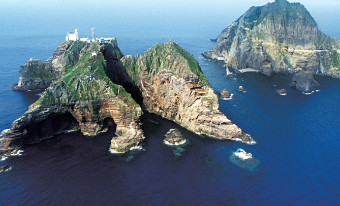 Kedua Pulau Dongdo dan Seodo saling berhadapan dan terpisah sekitar 150 m dengan 89 pulau di sekitarnya.