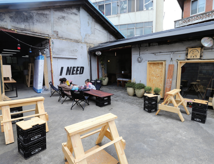 Seongsu-dong, yang dahulu merupakan pabrik sepatu buatan tangan, telah diubah menjadi ruang budaya populer ketika para seniman muda berkumpul di sana. 