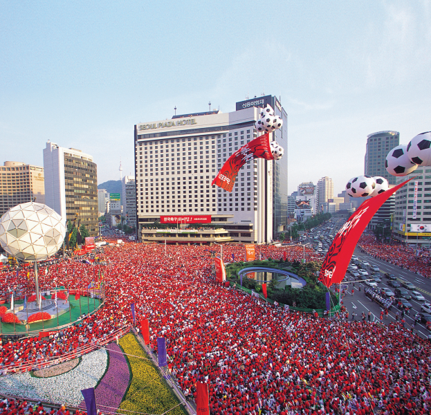 Selama Piala Dunia ke-17 di Korea Selatan dan Jepang tahun 2002, banyak warga bersorak bersama di alun-alun, di depan Balai Kota Seoul. Acara ini menciptakan budaya bersorak berskala besar dengan slogan bersorak yang unik. Bahkan sampai saat ini, dukungan kepada Red Devil terus berlanjut di setiap pertandingan utama.