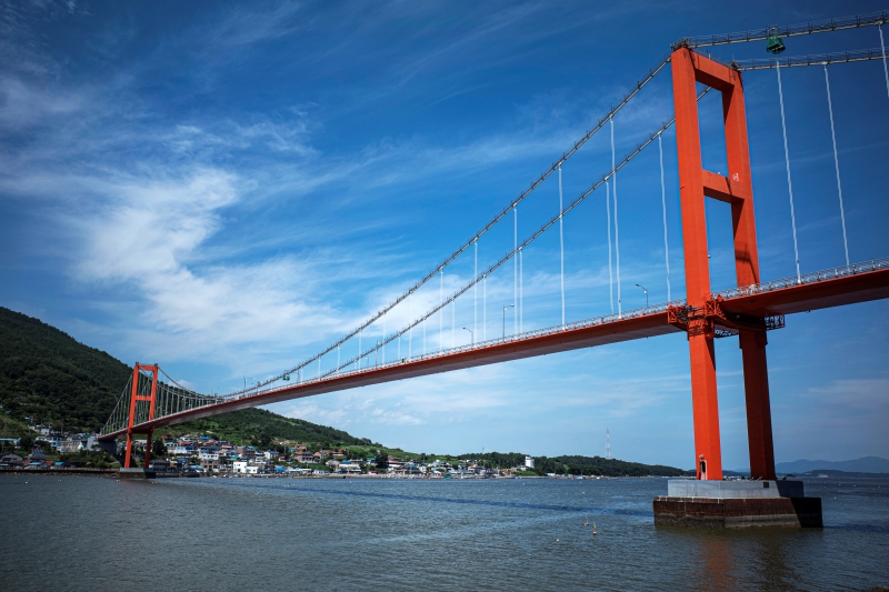 Jembatan Namhae yang menghubungkan Kabupaten Hadong-gun dan Namhae-gun di Provinsi Gyeongsang Selatan merupakan jembatan gantung tertua di Korea Selatan. (Kantor Kabupaten Namhae-gun) 