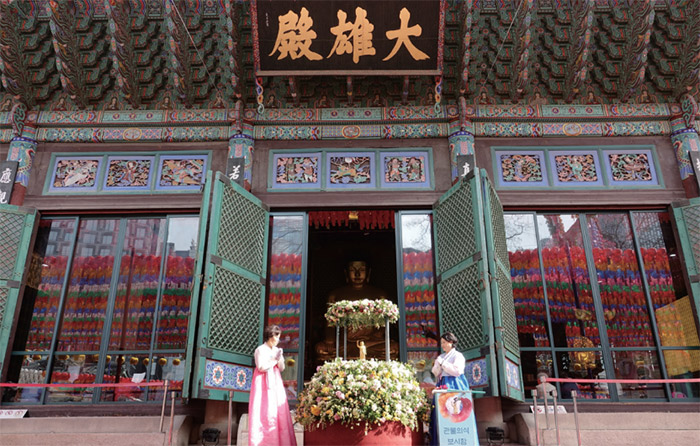 Pada pagi hari tanggal 30, 13 hari sebelum ulang tahun Sang Buddha, sebuah upacara Buddha diadakan di Kuil Jogyesa di Jongno-gu, Seoul. Upacara melambangkan sembilan naga memandikan bayi Buddha dengan air harum ketika Buddha Sakyamuni lahir di Taman Lumbini.
