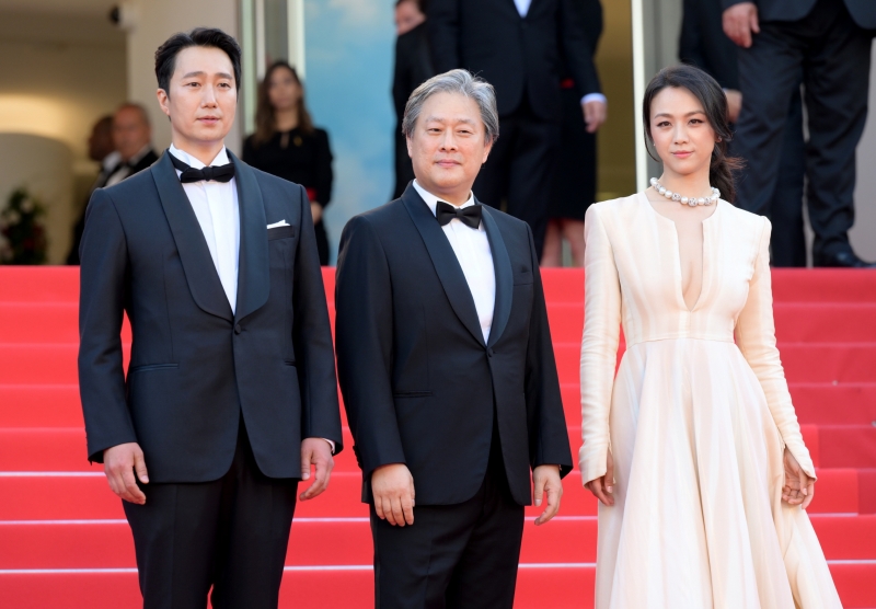 Sutradara Park Chan-wook(di tengah) dan aktor Park Hae-il (kiri) dan Tang Wei yang berdiri di karpet merah festival film internasional Cannes ke-75 (CJ ENM)