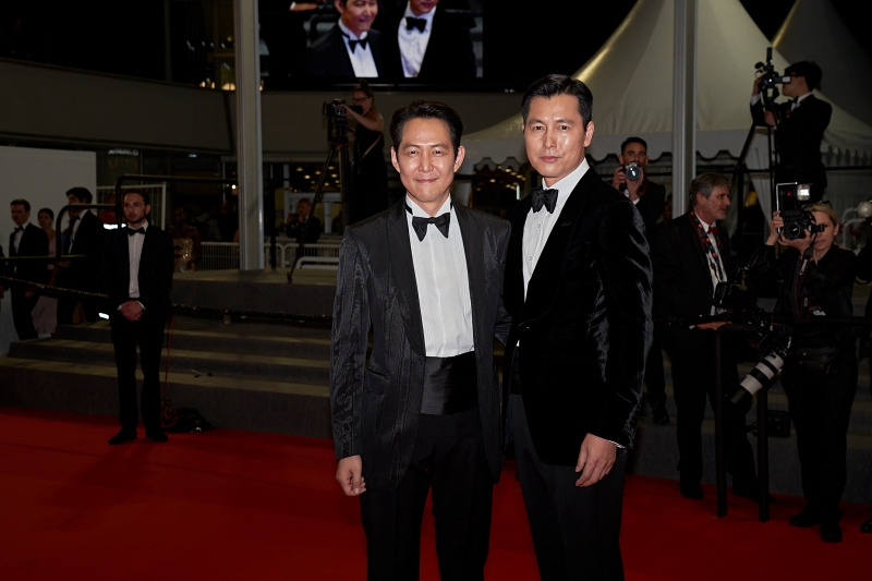 Pada tanggal 19 Mei (Waktu setempat) Lee Jung-jae(kiri) dan Jung Woo-sung yang menghadiri Pemutaran Tengah Malam di Festival Film Cannes ke-75 yang diadakan di Grand Theatre of Lumière (Megabox)